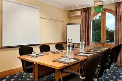 фото отеля Hilton Cobham