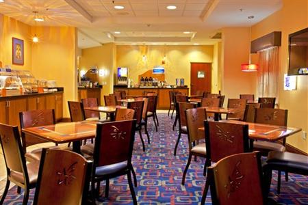 фото отеля Holiday Inn Express Hotel & Suites Universal Studios Orlando