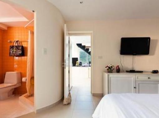 фото отеля Rooms at the 9th Apartments Phuket
