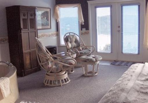 фото отеля Beach House Salt Spring Island