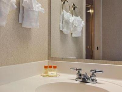 фото отеля Americas Best Inn Antigo