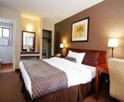фото отеля Travelodge Vancouver Lion's Gate