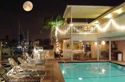 фото отеля Snug Harbor Inn Waterfront Madeira Beach