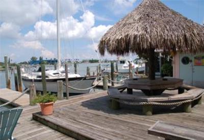 фото отеля Snug Harbor Inn Waterfront Madeira Beach