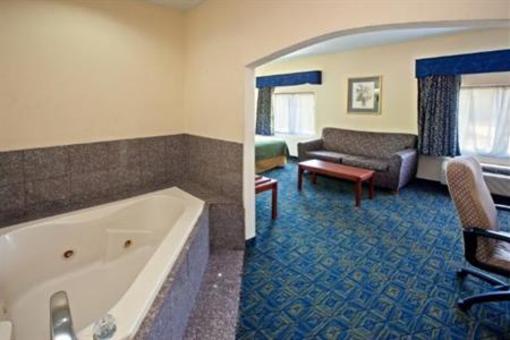 фото отеля Comfort Inn & Suites Cincinnati W. Mitchell Avenue