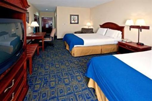 фото отеля Comfort Inn & Suites Cincinnati W. Mitchell Avenue