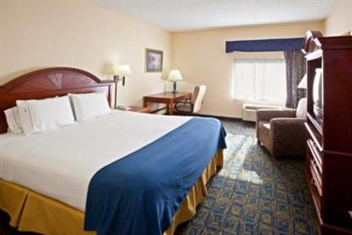 фото отеля Comfort Inn & Suites Cincinnati W. Mitchell Avenue