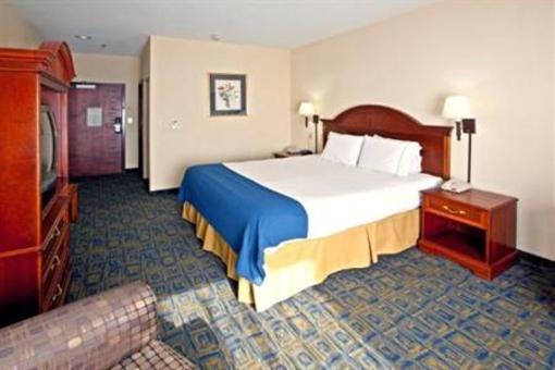 фото отеля Comfort Inn & Suites Cincinnati W. Mitchell Avenue