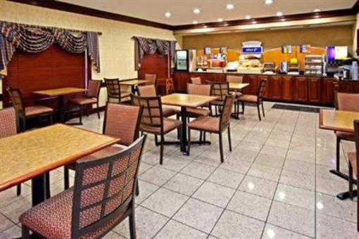 фото отеля Comfort Inn & Suites Cincinnati W. Mitchell Avenue