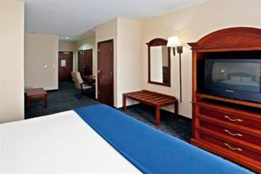 фото отеля Comfort Inn & Suites Cincinnati W. Mitchell Avenue