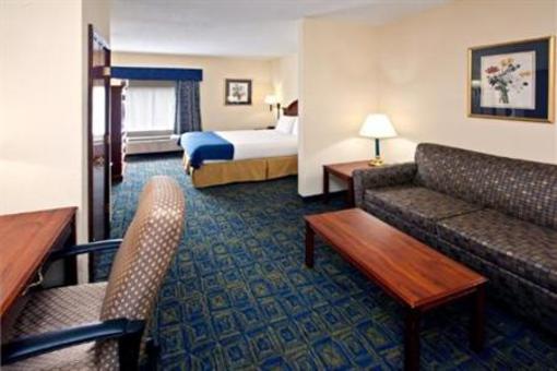 фото отеля Comfort Inn & Suites Cincinnati W. Mitchell Avenue