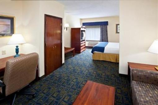 фото отеля Comfort Inn & Suites Cincinnati W. Mitchell Avenue