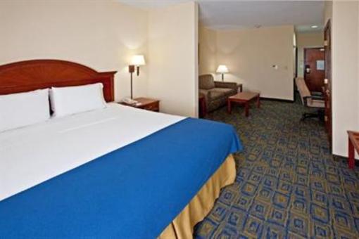 фото отеля Comfort Inn & Suites Cincinnati W. Mitchell Avenue