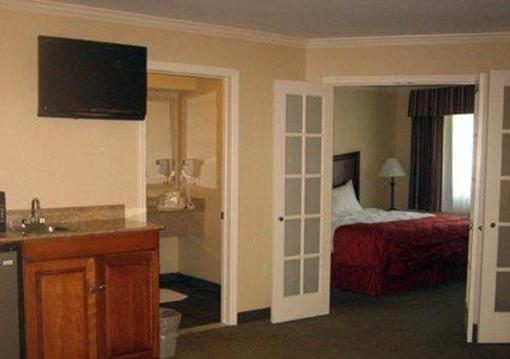 фото отеля Clarion Inn & Suites Lake George