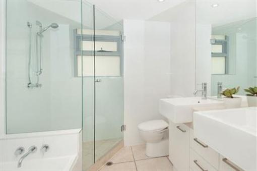 фото отеля Fairshore Beachfront Apartments Noosa