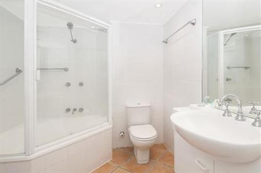 фото отеля Fairshore Beachfront Apartments Noosa