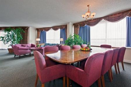 фото отеля Crowne Plaza Chateau Lacombe