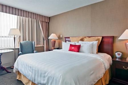 фото отеля Crowne Plaza Chateau Lacombe
