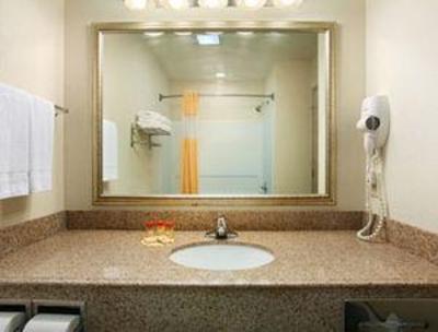 фото отеля Days Inn & Suites Bayou Land