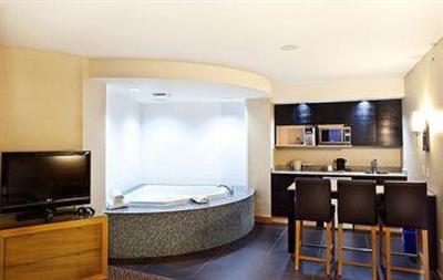 фото отеля Holiday Inn Express Hotel & Suites Langley