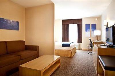 фото отеля Holiday Inn Express Hotel & Suites Langley