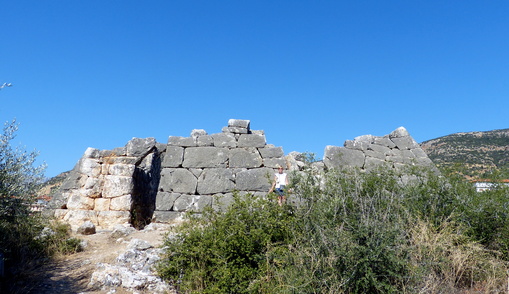 достопримечательность Ellinikou Pyramid - фото туристов